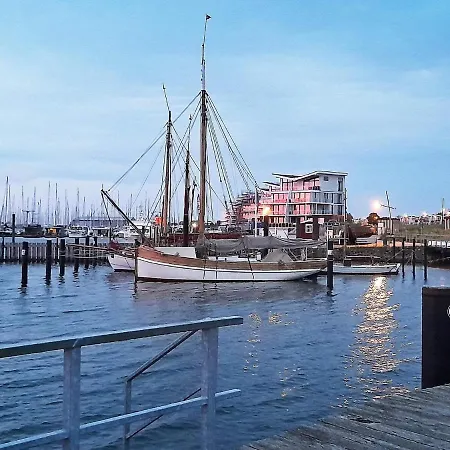 Cozy Modern With Sea Views דירה *